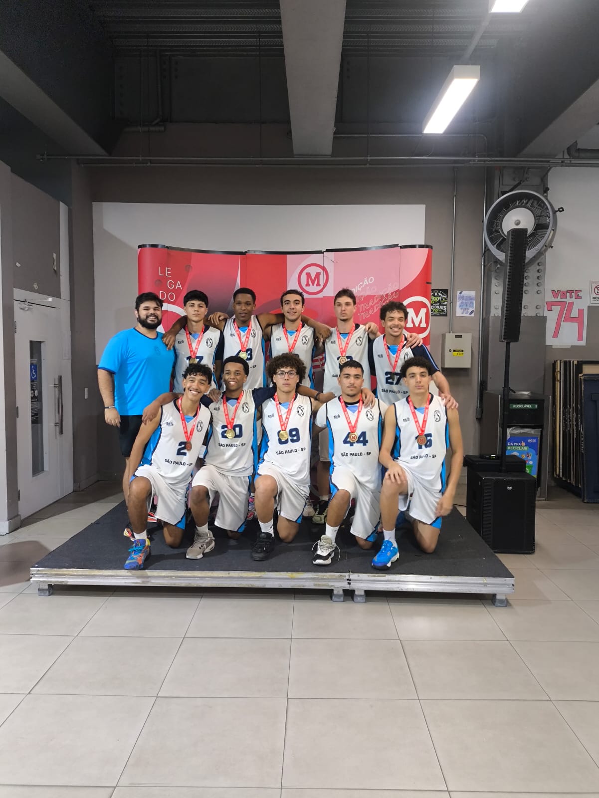 Basquete do Colégio Campos Salles conquista título invicto em torneio no Mackenzie