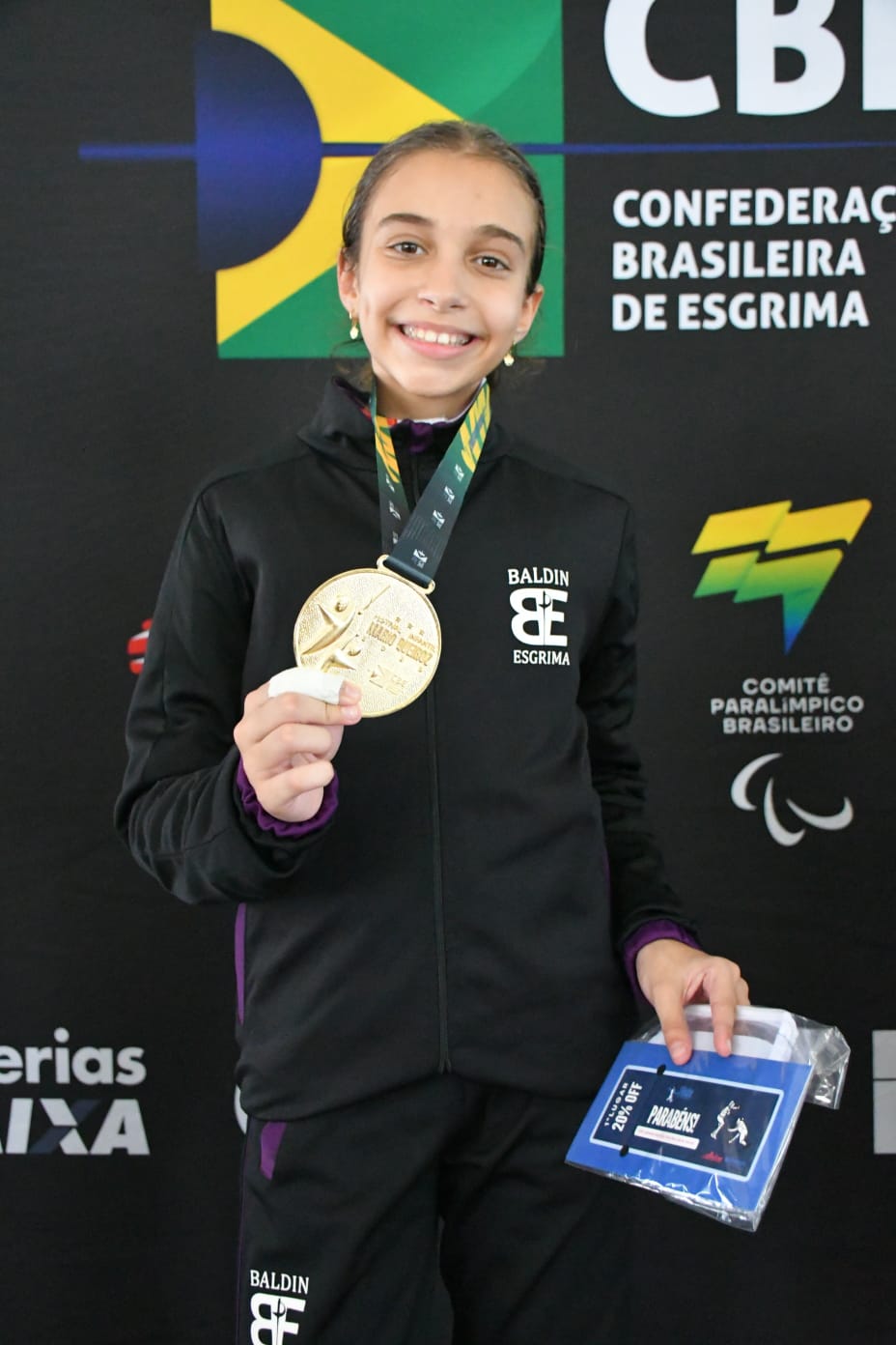 Laura Palermo medalhista em torneio nacional de esgrima